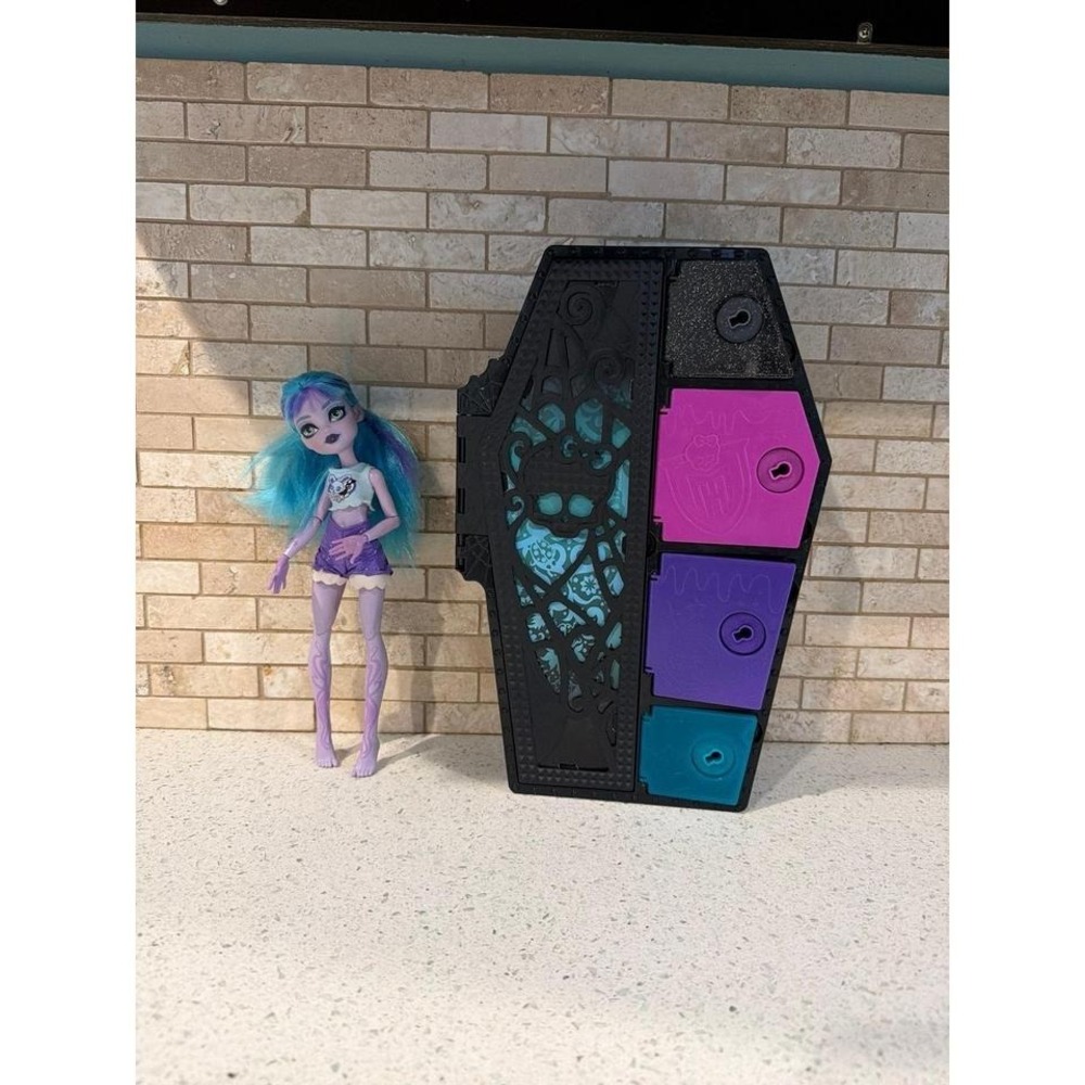 Monster High Twyla Doll Skulltimate Secrets‎ Neon Frights Mattel 2021